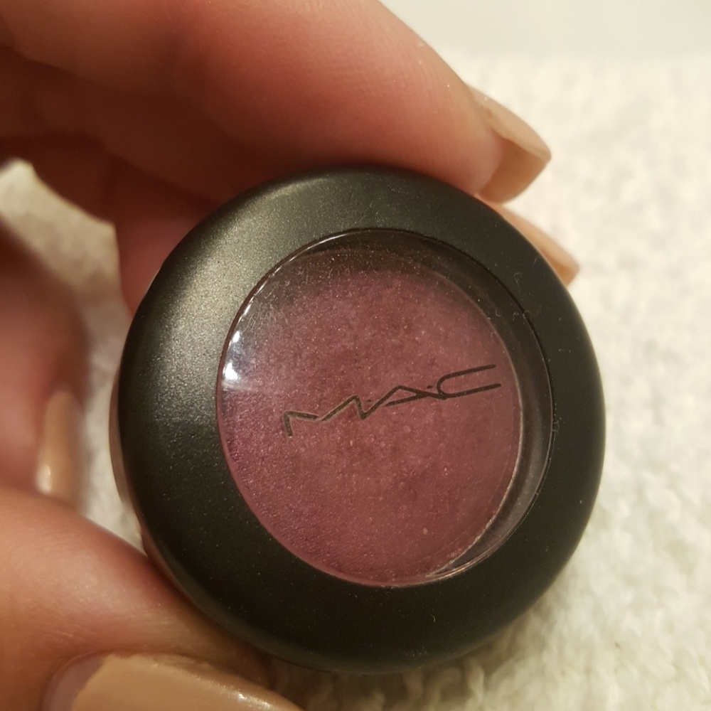 MAC eyeshadow Plum dressing